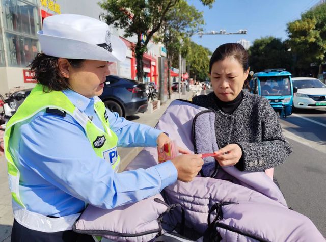 保通畅、防事故临沂公安交警在路上！九游会J9感知山东 假期最后一天(图3)